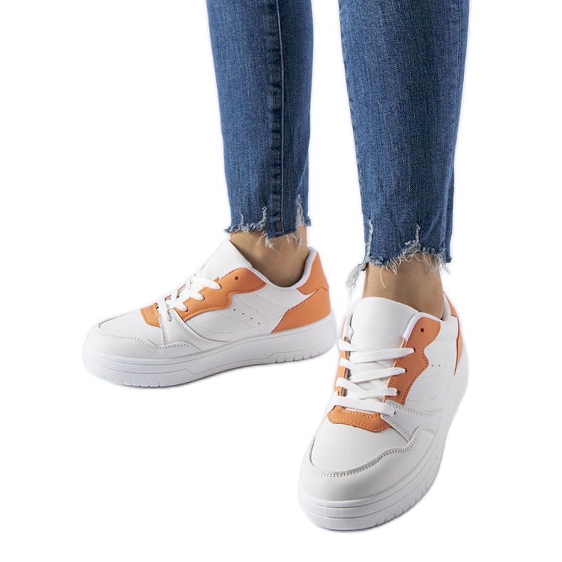 Zapatos Fournie blancos con detalles en naranja.