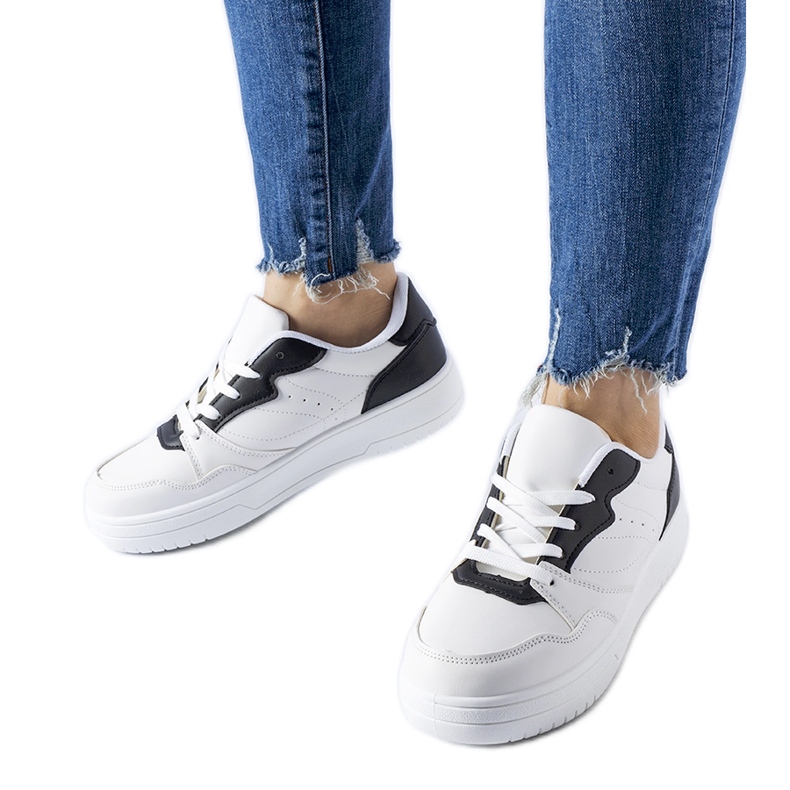 Zapatillas blancas con detalles Fournie negros. blanco