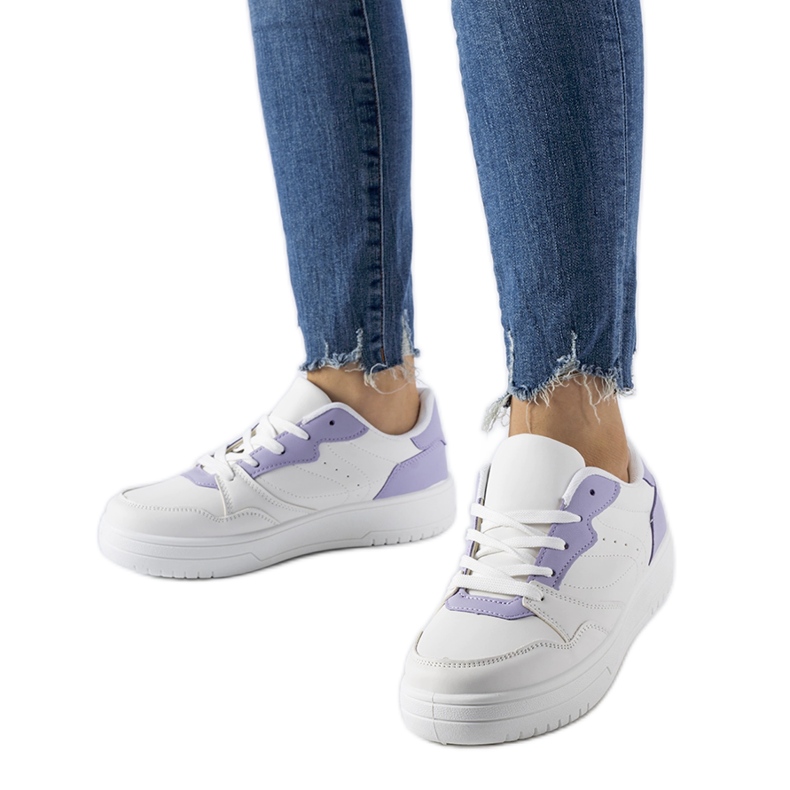 Zapatillas blancas con detalles Fournie morados. blanco