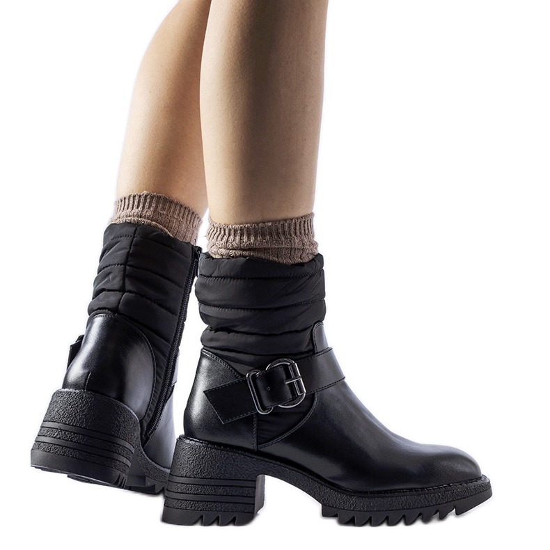 Botas negras cálidas con suela masiva de Nisri. negro