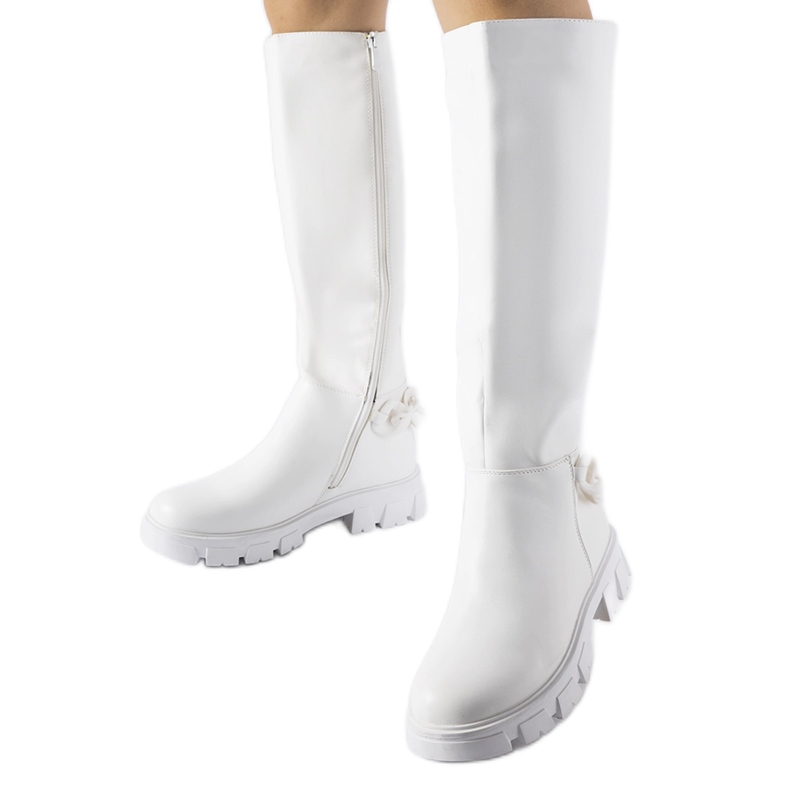 Botas planas blancas con cadena de Armand blanco Botas planas blancas con cadena de Armand blanco