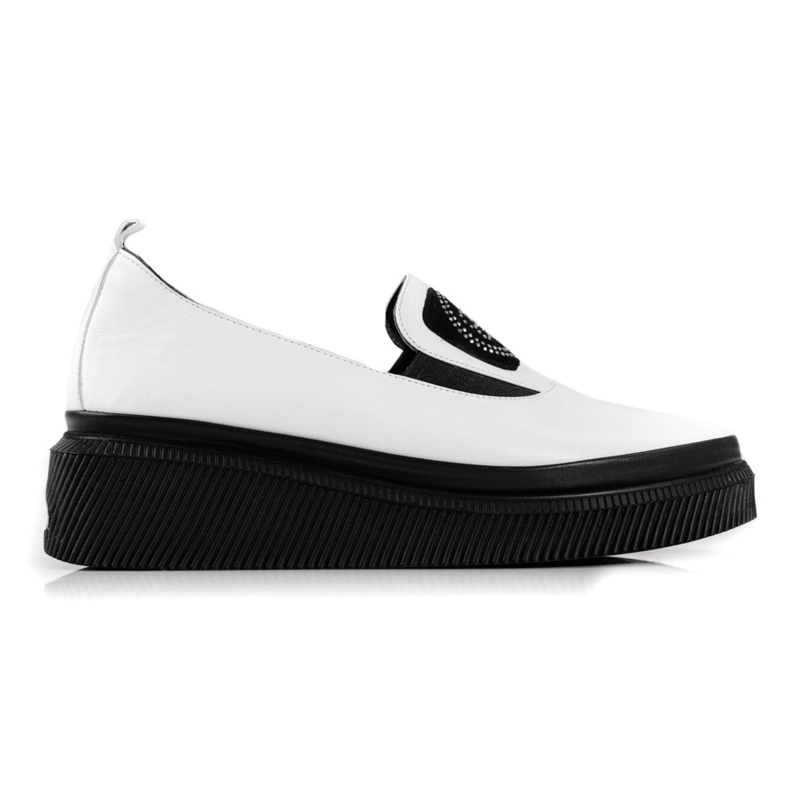 Zapatos de mujer de piel blancos.