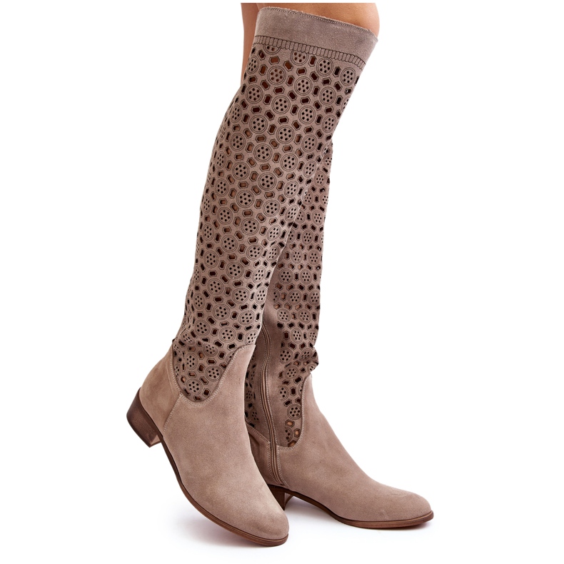 Botas de ante con estampado calado, punta beige Botas de ante con estampado calado, punta beige
