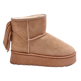 Botas de nieve para mujeres en una plataforma masiva con beige con flecos