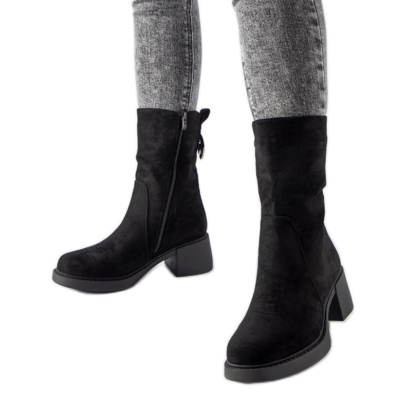 Botines negros confeccionados en ante ecológico Agordino Botines negros confeccionados en ante ecológico Agordino