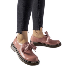 Zapatos rosas con lazo decorativo de Rodríguez.