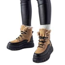Botines beige con suela masiva de Cervantes.