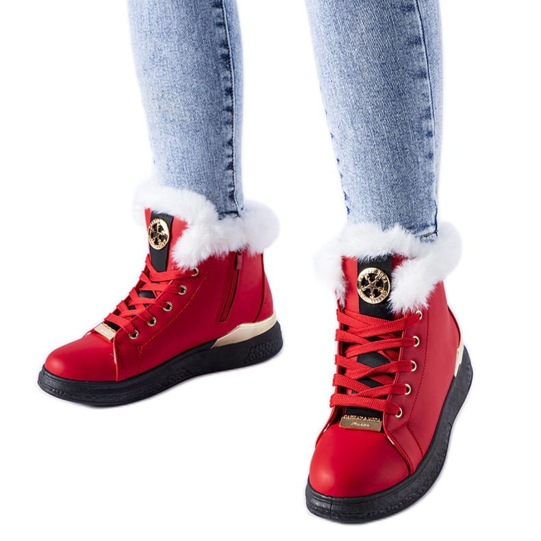 Zapatillas rojas con pelo blanco de Fiemme. rojo