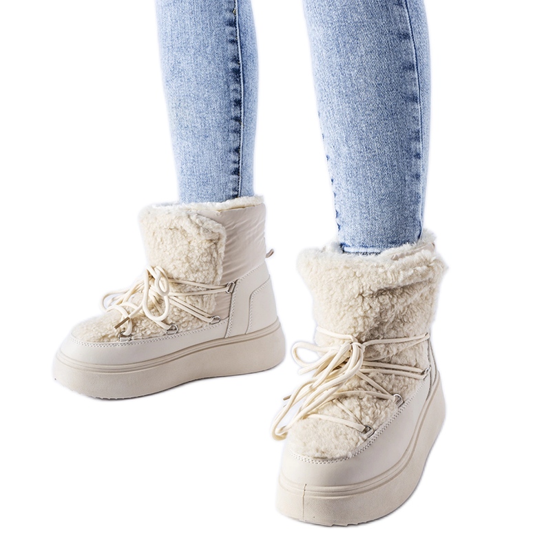 Botas de nieve beige sobre una enorme plataforma Elvio. Botas de nieve beige sobre una enorme plataforma Elvio.