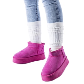 Botas de nieve rosadas con aislamiento en la plataforma Miso. rosado