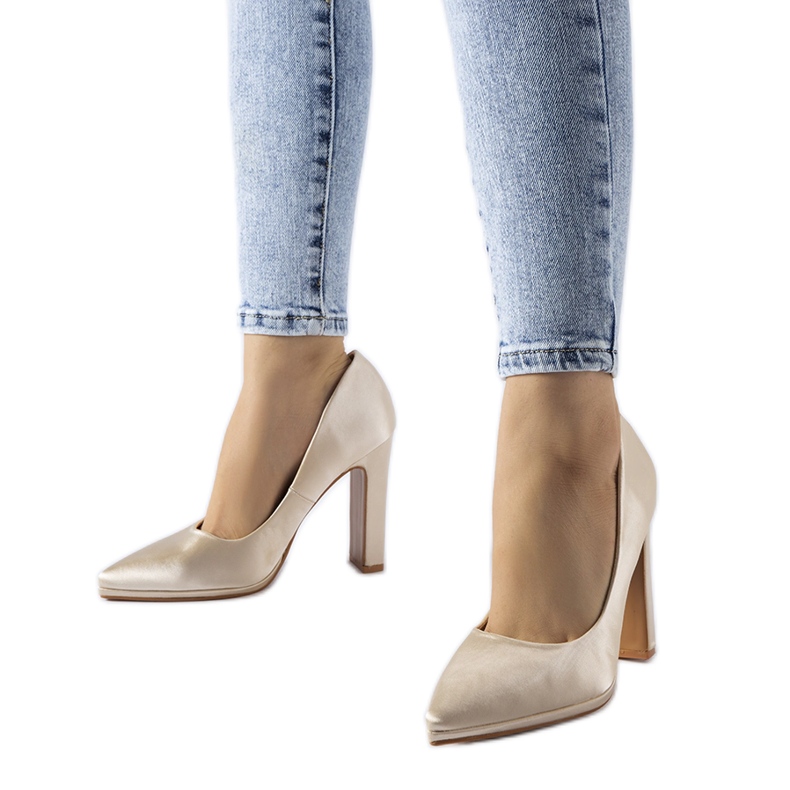 Zapatos de tacón de aguja de raso beige de Rivers