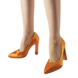 Zapatos de tacón de aguja de satén naranjas de Rivers