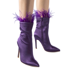 Botines morados decorados con plumas de Selvena púrpura
