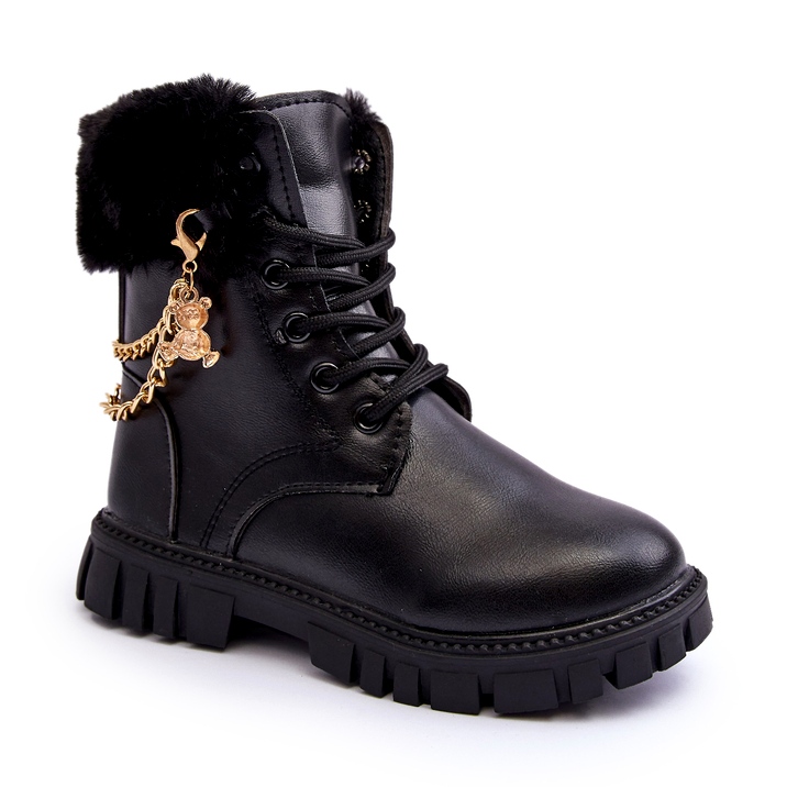 Botas para niños aisladas de cuero con una cadena negra negro