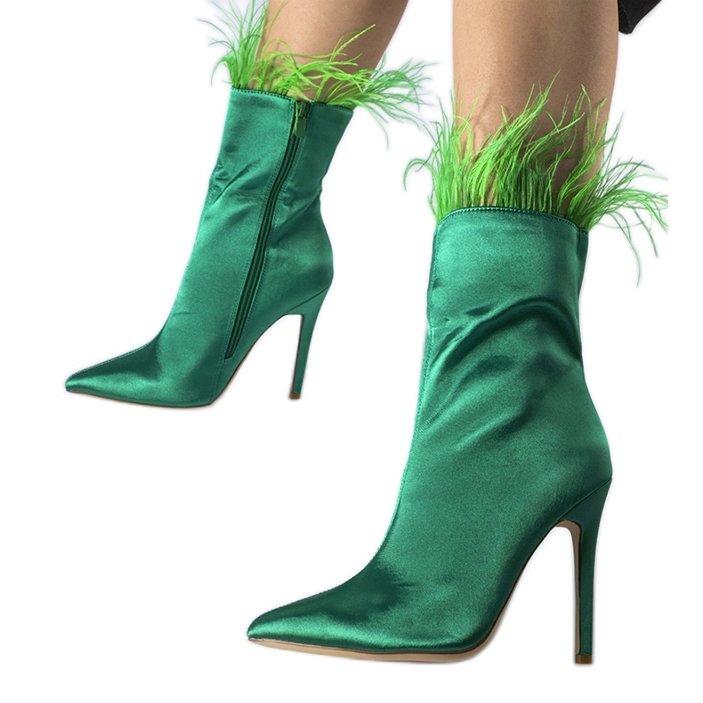 Botines verdes decorados con plumas de Selvena
