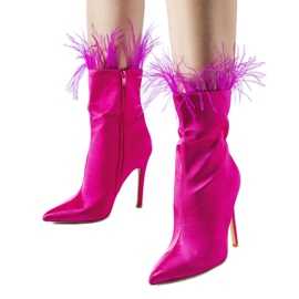 Botas rosas decoradas con plumas de Selvena.