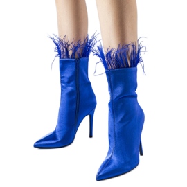Botines azules decorados con plumas de Selvena.
