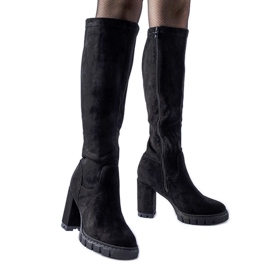 Botas negras con un enorme tacón Marquette. negro