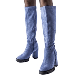 Botas azules con un enorme tacón Marquette. Botas azules con un enorme tacón Marquette.