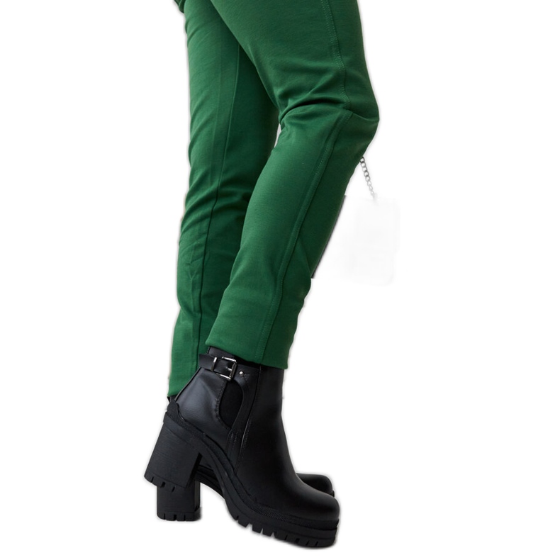 Botines negros de tacón bajo con trabilla para cinturón by Favale