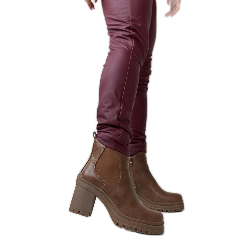 Botines de tacón bajo en marrón oscuro de Layman Botines de tacón bajo en marrón oscuro de Layman