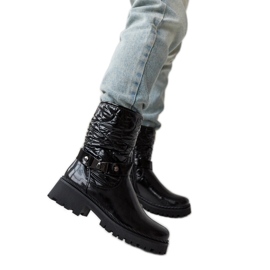 Zapatos de charol negro con correa decorativa Lido. Zapatos de charol negro con correa decorativa Lido.