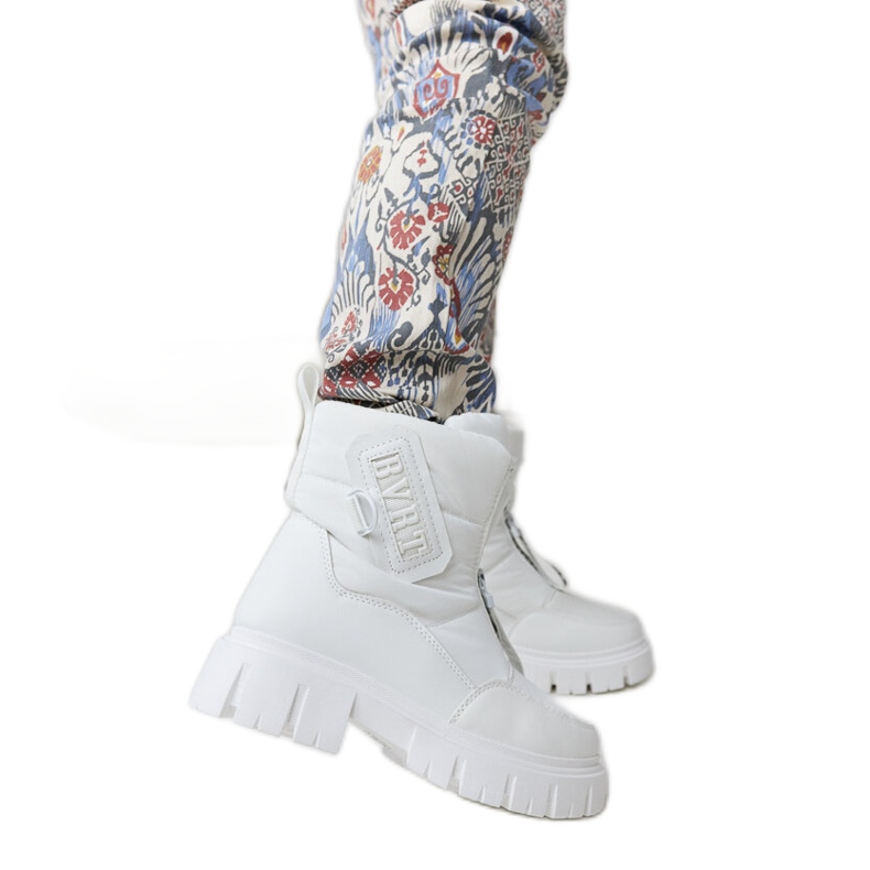 Botas de nieve aislantes blancas con inscripciones Eulalia. blanco