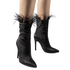 Botines negros decorados con plumas de Selvena.