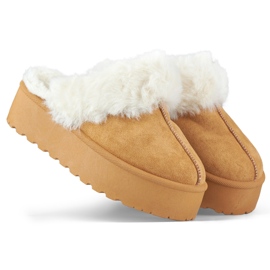 Zapatillas de mujer con pelo en la plataforma camel. marrón