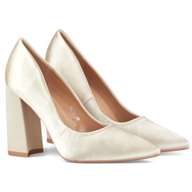 Salón beige satinado, zapatos de tacón dorados para mujer