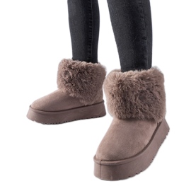 Botas de nieve moradas decoradas con piel de Adelfia. púrpura