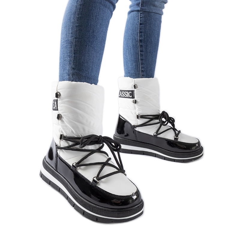 Botas de nieve blancas en la plataforma Vineyard. blanco