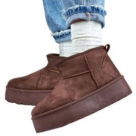 Botas de nieve marrones con suela gruesa. marrón