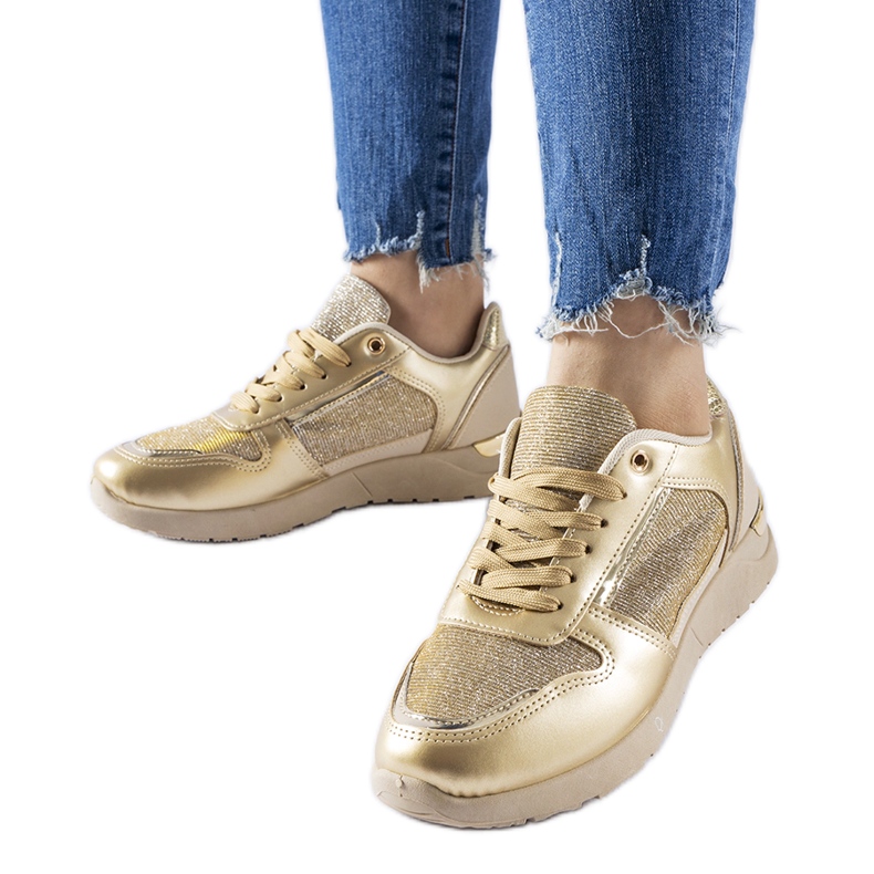 Zapatillas beige y doradas con hilo decorativo de Facondo dorado