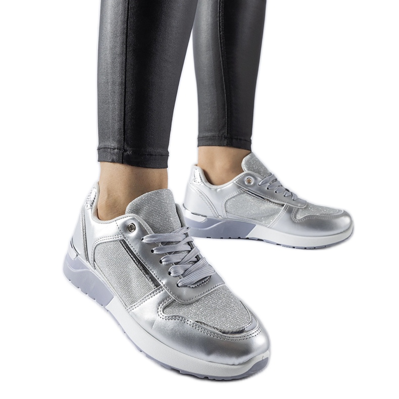 Zapatillas grises con hilo decorativo de Facondo plata
