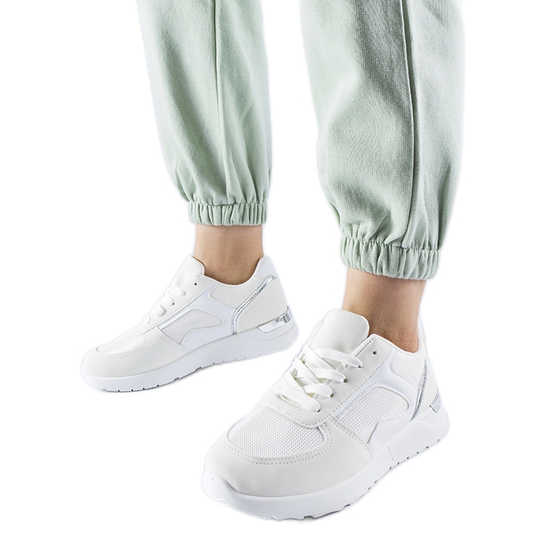 Deportivas blancas confeccionadas en combinado Gallo. blanco