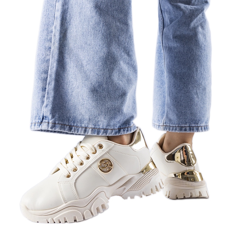 Zapatillas beige con suela masiva de Arpaia. Zapatillas beige con suela masiva de Arpaia.