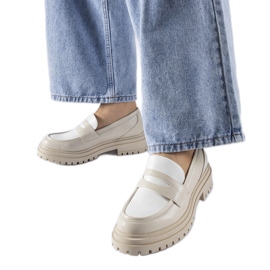 Mocasines Miniato blancos masivos. beige