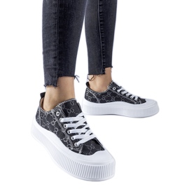 Zapatillas negras decoradas con el monograma de Cavi. negro