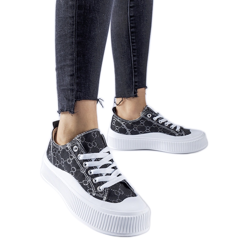 Zapatillas negras decoradas con el monograma de Cavi. negro