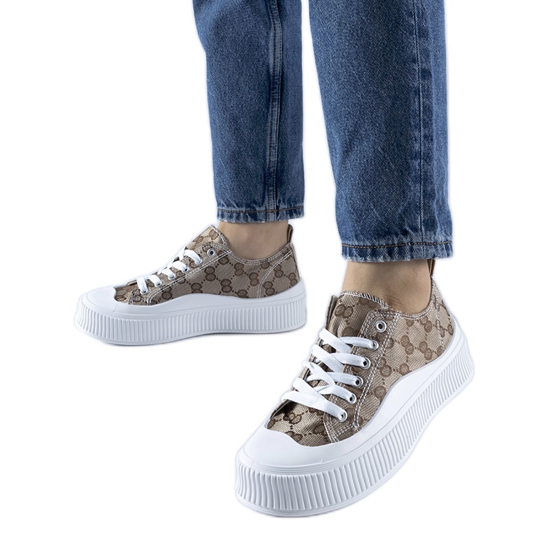 Zapatillas marrones decoradas con el monograma de Cavi. beige