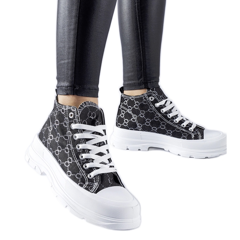 Zapatillas negras decoradas con el monograma de Terenzio. negro