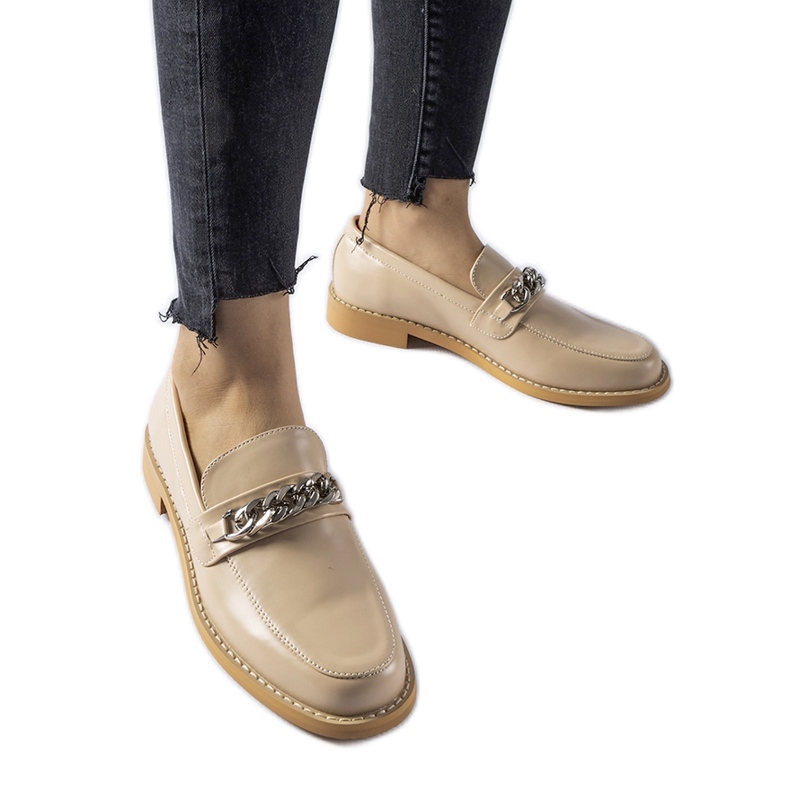 Mocasines beige decorados con cadena central