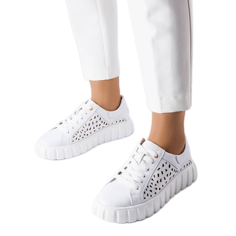Zapatillas blancas con inserciones de parche. blanco Zapatillas blancas con inserciones de parche. blanco