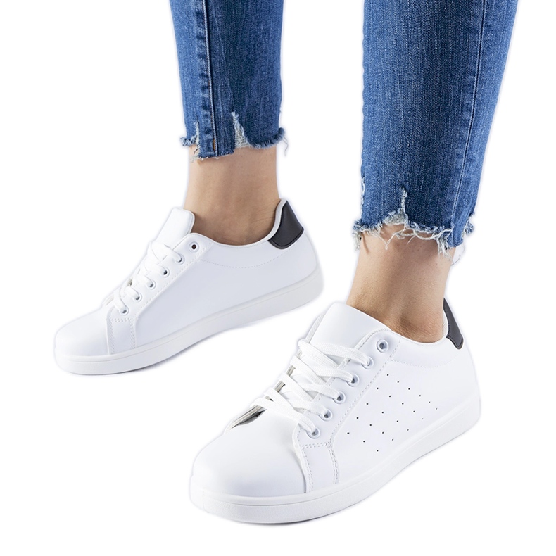 Zapatillas Bourassa blancas y negras. blanco