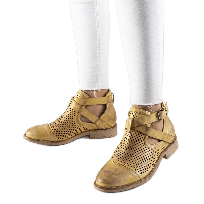 Botines amarillos calados de corte alto de Kooter