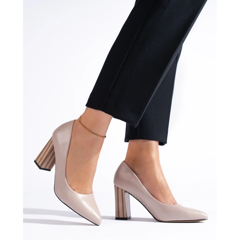 Zapatos de tacón beige de mujer en el poste.