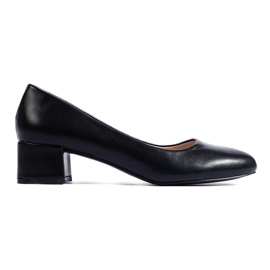Zapatos de salón negros de tacón bajo para mujer.