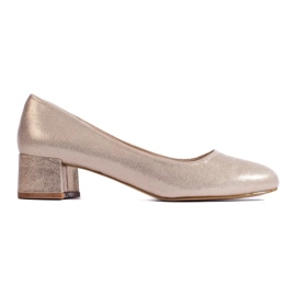 Zapatos de salón dorados de tacón bajo para mujer.