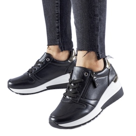 Zapatillas negras decoradas con cremallera Marietta. negro